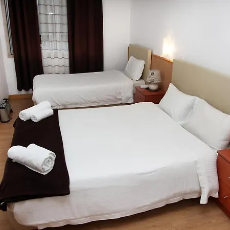 Lisbon Suite Home בית הארחה